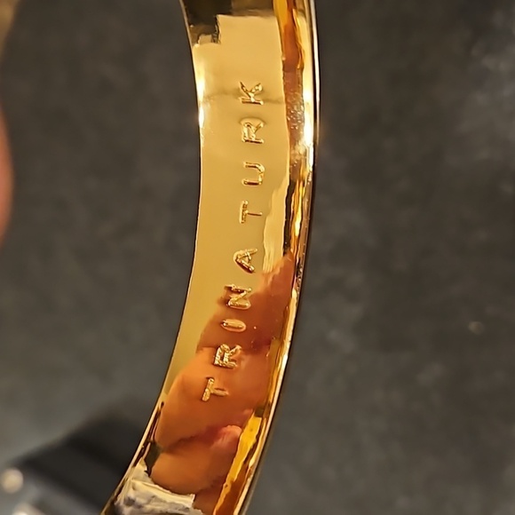 💕TRINA TURK💕 Enamel Bangle Bracelet ~ Black & Gold Brick Logo Design NWOT - Picture 8 of 9